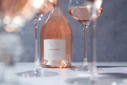 Destaque na ProWine 2025, o Kaiken Nude Rosé argentino chega ao Brasil com frescor, elegância e versatilidade para harmonizar com pratos leves.