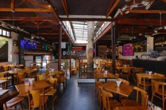 Vila Madalena recebe ativação oficial da Conmebol com telões, clima de estádio e transmissão de Palmeiras e São Paulo, dias 17 e 18/9.