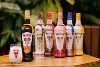 Amarula completa 30 anos no Brasil como líder isolada em licores cremosos, com 15% de market share e aposta na Geração Z para seguir crescendo.