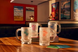 Outback Steakhouse celebra memórias com as icônicas canecas colecionáveis