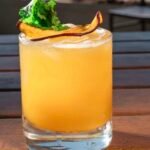 O Caroteno, drink autoral do beach club Tropìk em Copacabana, ficou em 2º lugar no Prêmio Sabores da Orla e reforça a excelência da casa em mixologia.
