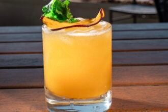 O Caroteno, drink autoral do beach club Tropìk em Copacabana, ficou em 2º lugar no Prêmio Sabores da Orla e reforça a excelência da casa em mixologia.