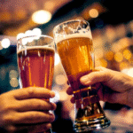 Descubra 7 destinos brasileiros para turismo cervejeiro. De Blumenau a Salvador, roteiros com fábricas artesanais, festas e hospedagens especiais.