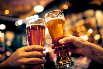 Descubra 7 destinos brasileiros para turismo cervejeiro. De Blumenau a Salvador, roteiros com fábricas artesanais, festas e hospedagens especiais.