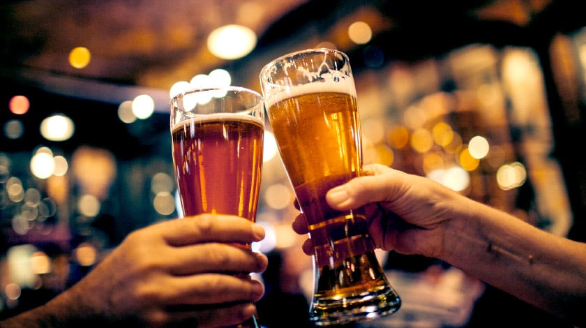 Descubra 7 destinos brasileiros para turismo cervejeiro. De Blumenau a Salvador, roteiros com fábricas artesanais, festas e hospedagens especiais.