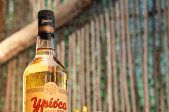 No Dia da Cachaça, celebrado em 13 de setembro, Ypióca reforça quase dois séculos de história com tradição, inovação e drinks como Rabo de Galo e Caipirinha de Seriguela.