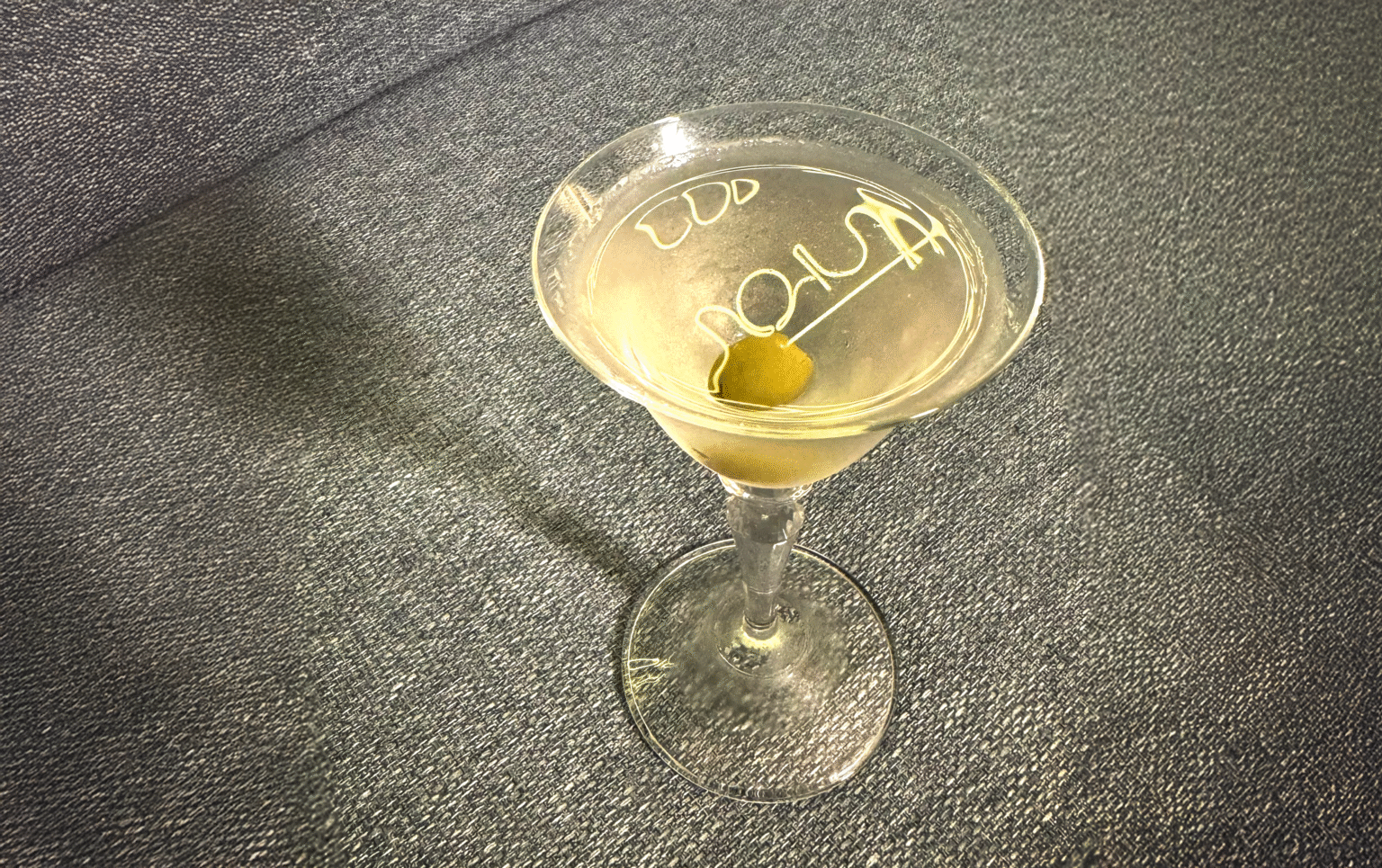 Spirit Copa Bar apresenta Dry Martini autoral que concorre ao prêmio Melhores da Taça 2025, com vista para a praia de Copacabana.