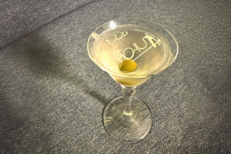 Spirit Copa Bar apresenta Dry Martini autoral que concorre ao prêmio Melhores da Taça 2025, com vista para a praia de Copacabana.