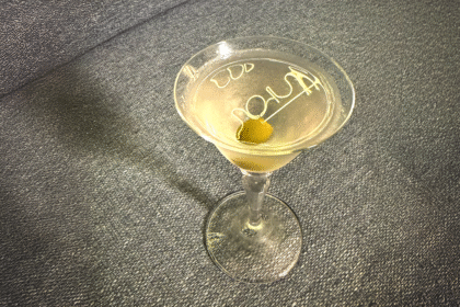 Spirit Copa Bar apresenta Dry Martini autoral que concorre ao prêmio Melhores da Taça 2025, com vista para a praia de Copacabana.