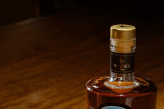 Fairmont Rio apresenta cachaça própria em parceria com a Magnífica de Faria. Safra 2013, envelhecida 10 anos, chega em edição limitada no Dia Nacional da Cachaça.