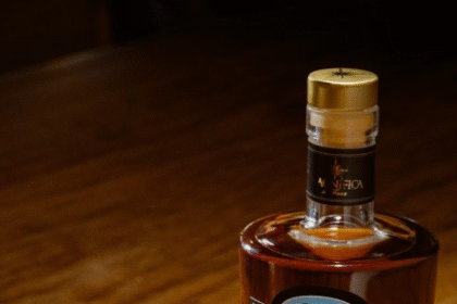 Fairmont Rio apresenta cachaça própria em parceria com a Magnífica de Faria. Safra 2013, envelhecida 10 anos, chega em edição limitada no Dia Nacional da Cachaça.