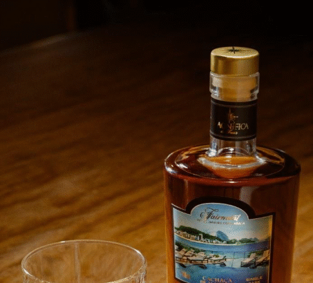 Fairmont Rio apresenta cachaça própria em parceria com a Magnífica de Faria. Safra 2013, envelhecida 10 anos, chega em edição limitada no Dia Nacional da Cachaça.