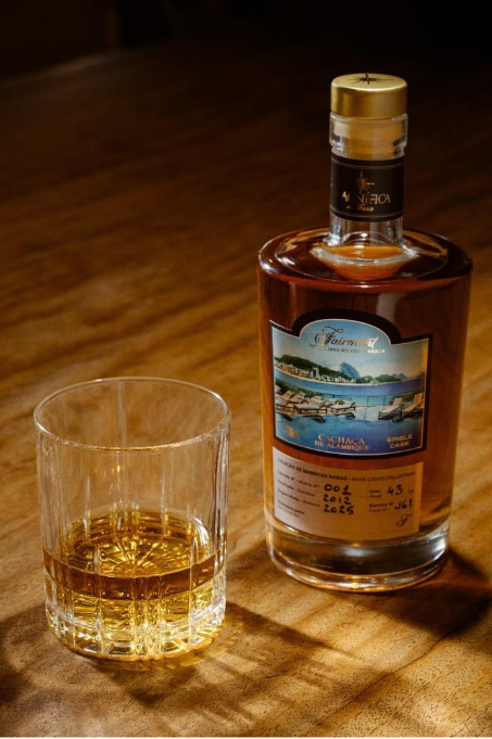 Fairmont Rio apresenta cachaça própria em parceria com a Magnífica de Faria. Safra 2013, envelhecida 10 anos, chega em edição limitada no Dia Nacional da Cachaça.