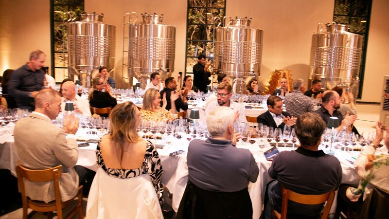 Degustações verticais são experiências raras no mundo do vinho, onde diferentes safras de um mesmo rótulo são apresentadas lado a lado, permitindo observar como clima, solo e tempo influenciam a evolução da bebida