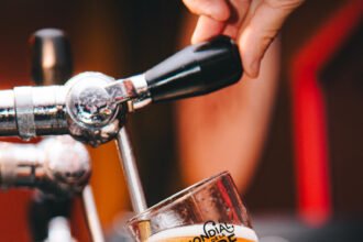 Mondial de la Bière 2025 reúne 40 mil pessoas no Rio, cresce 10% e movimenta R$ 35,4 milhões em quatro dias de festival no Píer Mauá.