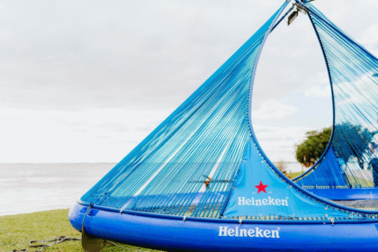A Heineken instala Caravelas da Infinito Mare em Porto Alegre em piloto de três meses no Arroio Dilúvio e na Prainha do Parque Pontal, reforçando legado sustentável.