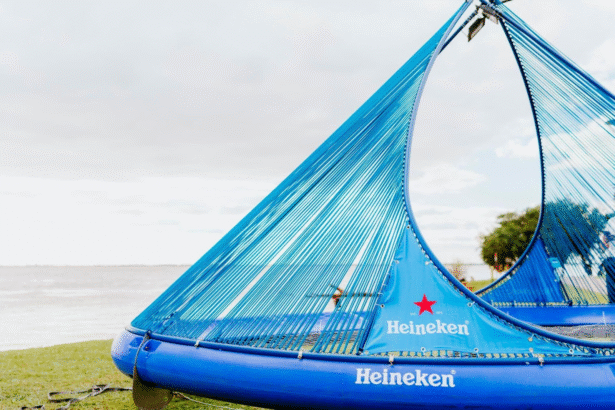 A Heineken instala Caravelas da Infinito Mare em Porto Alegre em piloto de três meses no Arroio Dilúvio e na Prainha do Parque Pontal, reforçando legado sustentável.