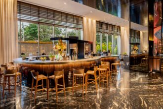 O Bar Caju recebe Rachel Louise, do Tuju, em edição do Caju Takeover Nights com coquetéis autorais feitos com Roku Gin e Hibiki Whisky.