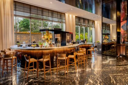 O Bar Caju recebe Rachel Louise, do Tuju, em edição do Caju Takeover Nights com coquetéis autorais feitos com Roku Gin e Hibiki Whisky.