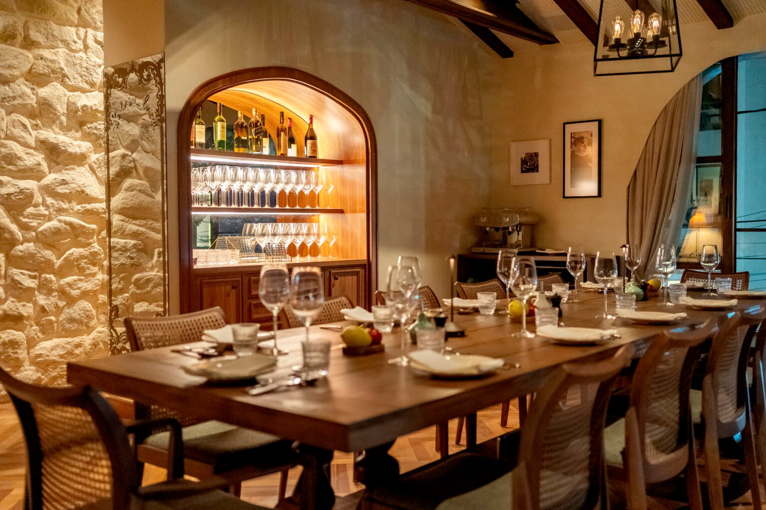 Selecionamos 14 bares e restaurantes em São Paulo ideais para eventos e confraternizações de fim de ano, com menus especiais e espaços privativos.