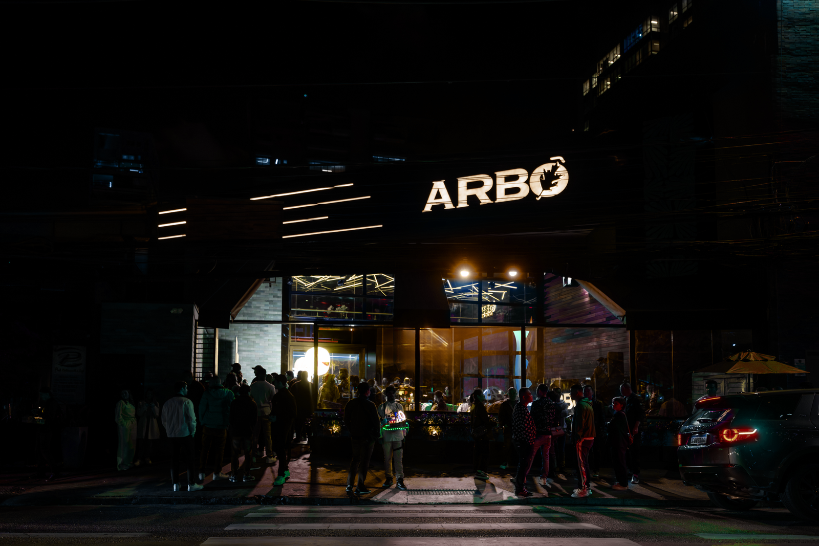 Novo Arbô Club abre no Itaim Bibi com conceito que mistura natureza e tecnologia, noites de eletrônico e sertanejo e coquetelaria autoral.