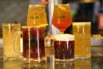 Bar Paulino apresenta o Bolinho Adoniran no Festival Bar em Bar, petisco com linguiça artesanal, queijo de búfala e tomate seco.