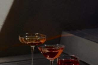 Melhor bartender do Brasil inaugura o Testarossa, bar e cafeteria em Curitiba que une tradição ítalo-brasileira, coquetelaria moderna e design elegante.