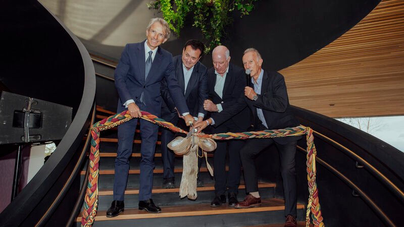 Olivier Monin, CEO global da Monin, Alexandre Boyer, diretor geral da Monin no Brasil e Emmanuel Lenain, embaixador da França no Brasil, ao lado de convidados durante a inauguração da nova fábrica da companhia no BrasiI. Imagem/ Sean Vadaru