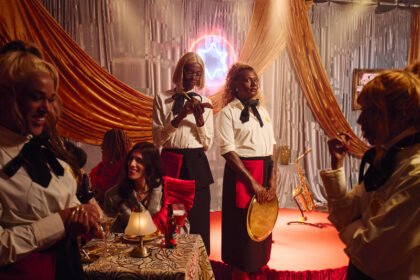 Estrella Galicia participa do clipe “POTE DE OURO” com Liniker e Priscila Senna, envolvendo fãs e reforçando sua conexão com a música independente.