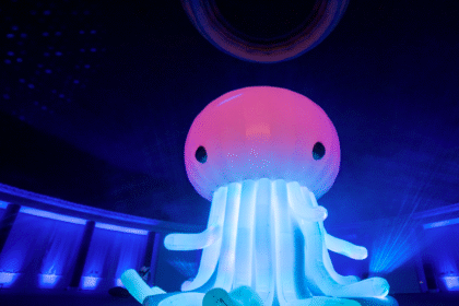 A instalação “Siga Flutuando”, de Felipe Yung (Flip), chega ao POW Festival 2025 em Ribeirão Preto com uma experiência imersiva sobre arte e inclusão.