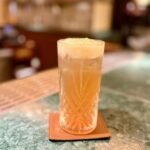 O mixologista Alex Mesquita apresenta o coquetel Halloween Kiss no Gastrobar 011, no L’Hotel PortoBay São Paulo, com Jim Beam e toque de gengibre.