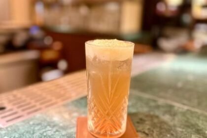 O mixologista Alex Mesquita apresenta o coquetel Halloween Kiss no Gastrobar 011, no L’Hotel PortoBay São Paulo, com Jim Beam e toque de gengibre.