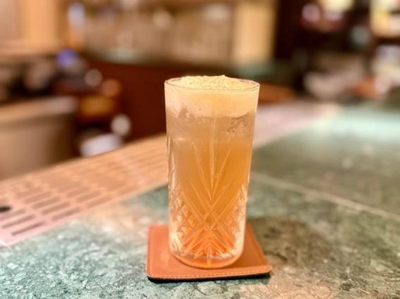 O mixologista Alex Mesquita apresenta o coquetel Halloween Kiss no Gastrobar 011, no L’Hotel PortoBay São Paulo, com Jim Beam e toque de gengibre.