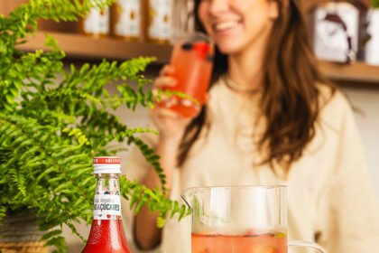 PURE By MONIN estreia no Brasil com bebidas naturais, zero calorias e sem açúcar adicionado, ampliando opções saudáveis e criativas para o dia a dia.