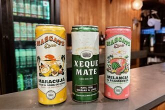 Xeque Mate lança a Mascate Drinks, linha de RTDs tropicais com rum, melancia, framboesa, maracujá e caju. Lançamento mira verão e Carnaval de 2026.