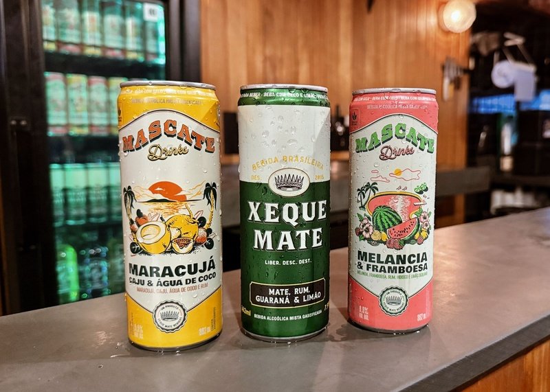 Xeque Mate lança a Mascate Drinks, linha de RTDs tropicais com rum, melancia, framboesa, maracujá e caju. Lançamento mira verão e Carnaval de 2026.