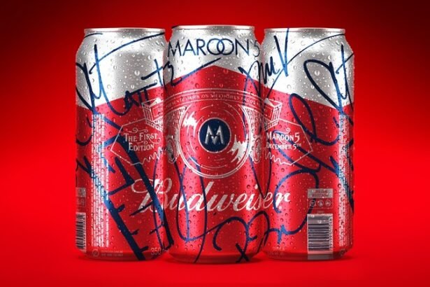 Budweiser lança lata especial com autógrafos do Maroon 5 para fãs do show de estreia da Bud Live em São Paulo. Edição limitada e exclusiva do evento.