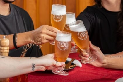 Ambev promove oficina de pintura em cerâmica com harmonização de cervejas na Academia da Cerveja, em São Paulo, no dia 29 de novembro.