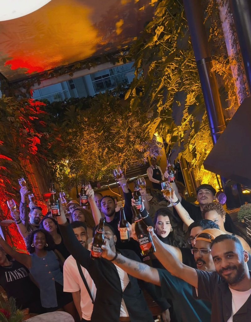 Estrella Galicia reúne fãs e equipe de Liniker em São Paulo para celebrar os três prêmios da artista no Grammy Latino 2025.