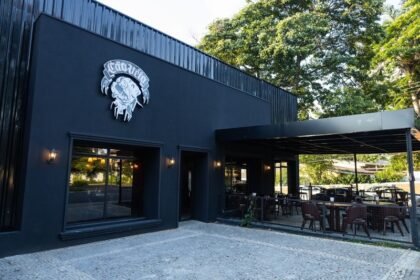 Cão Véio São José dos Campos completa um ano com novos pratos, drinques autorais e promoções especiais durante todo o mês.