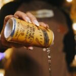 Schweppes Mixed apresenta o novo sabor Caipivodka Maracujá, pensado para esquentas e celebrações. Lançamento marca a chegada do verão 2026.