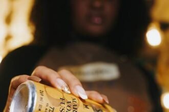 Schweppes Mixed apresenta o novo sabor Caipivodka Maracujá, pensado para esquentas e celebrações. Lançamento marca a chegada do verão 2026.