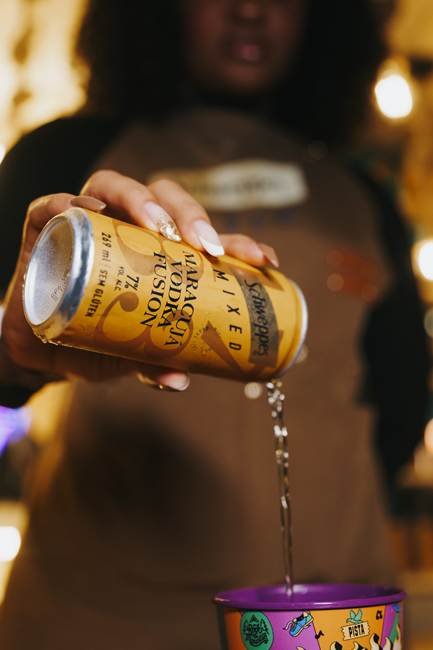 Schweppes Mixed apresenta o novo sabor Caipivodka Maracujá, pensado para esquentas e celebrações. Lançamento marca a chegada do verão 2026.