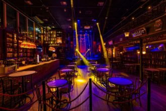 Conheça restaurantes que vão além da gastronomia, unindo boa comida, diversão e experiências imersivas em São Paulo e outras cidades.