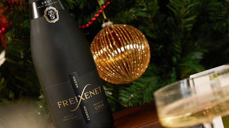 Freixenet reúne Cava, Prosecco e espumantes zero álcool como opções leves e inclusivas para brindar nas festas de fim de ano.