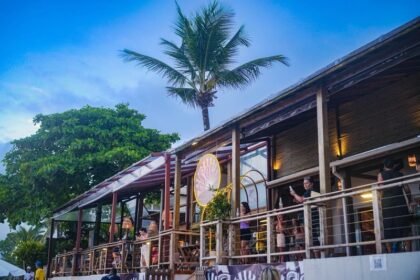 Casa Sol volta a Juquehy pelo terceiro ano com programação gratuita, arte de Yara Amaral e festa de Réveillon à beira-mar.