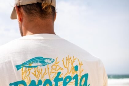 Cerveja Praya se torna a primeira patrocinadora do Programa Brasileiro de Reservas de Surf e relança o selo Proteja Sua Praya com foco em preservação.