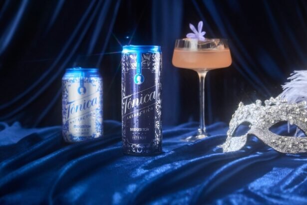 Tônica Antarctica amplia a distribuição da versão Intense e anuncia parceria com Bridgerton, série da Netflix, com latas tematizadas.