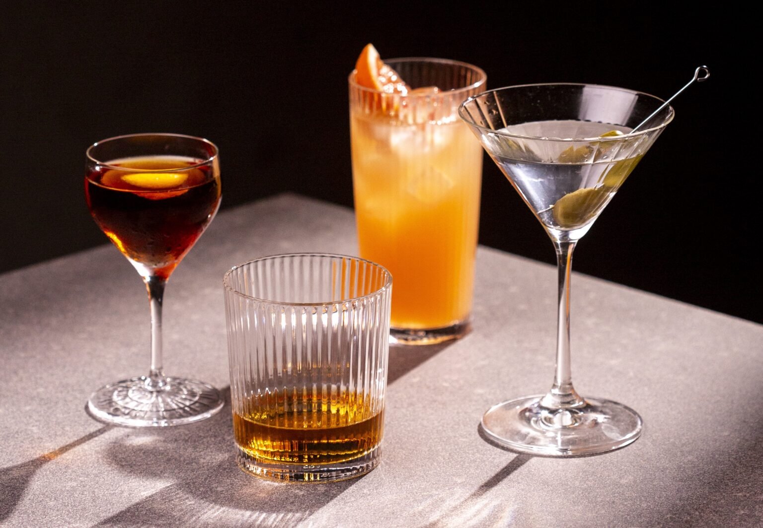 Drinks zero álcool conquistam as cartas de bares e restaurantes e revelam uma coquetelaria criativa, técnica e cheia de sabor em São Paulo.