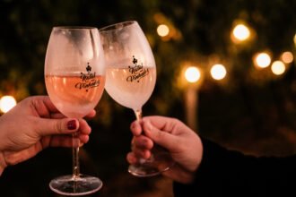 Natal nos Vinhedos começa nesta sexta com shows gratuitos, 35 experiências enogastronômicas e programação até 13 de dezembro no Vale dos Vinhedos.